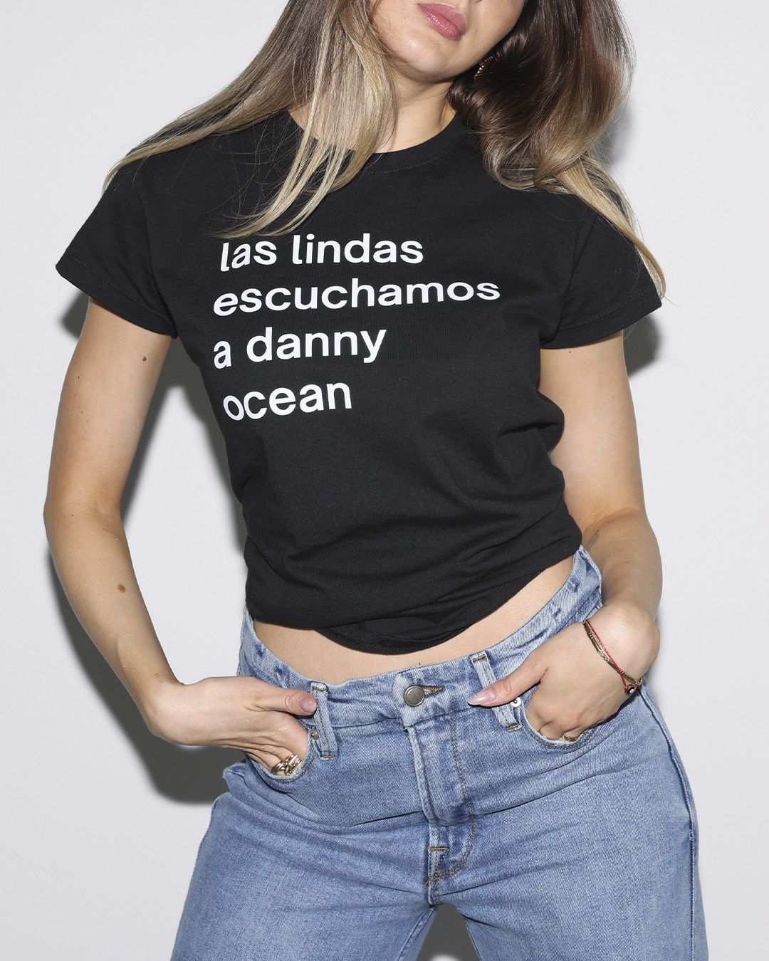 Camisa negra: "las lindas escuchamos danny ocean"