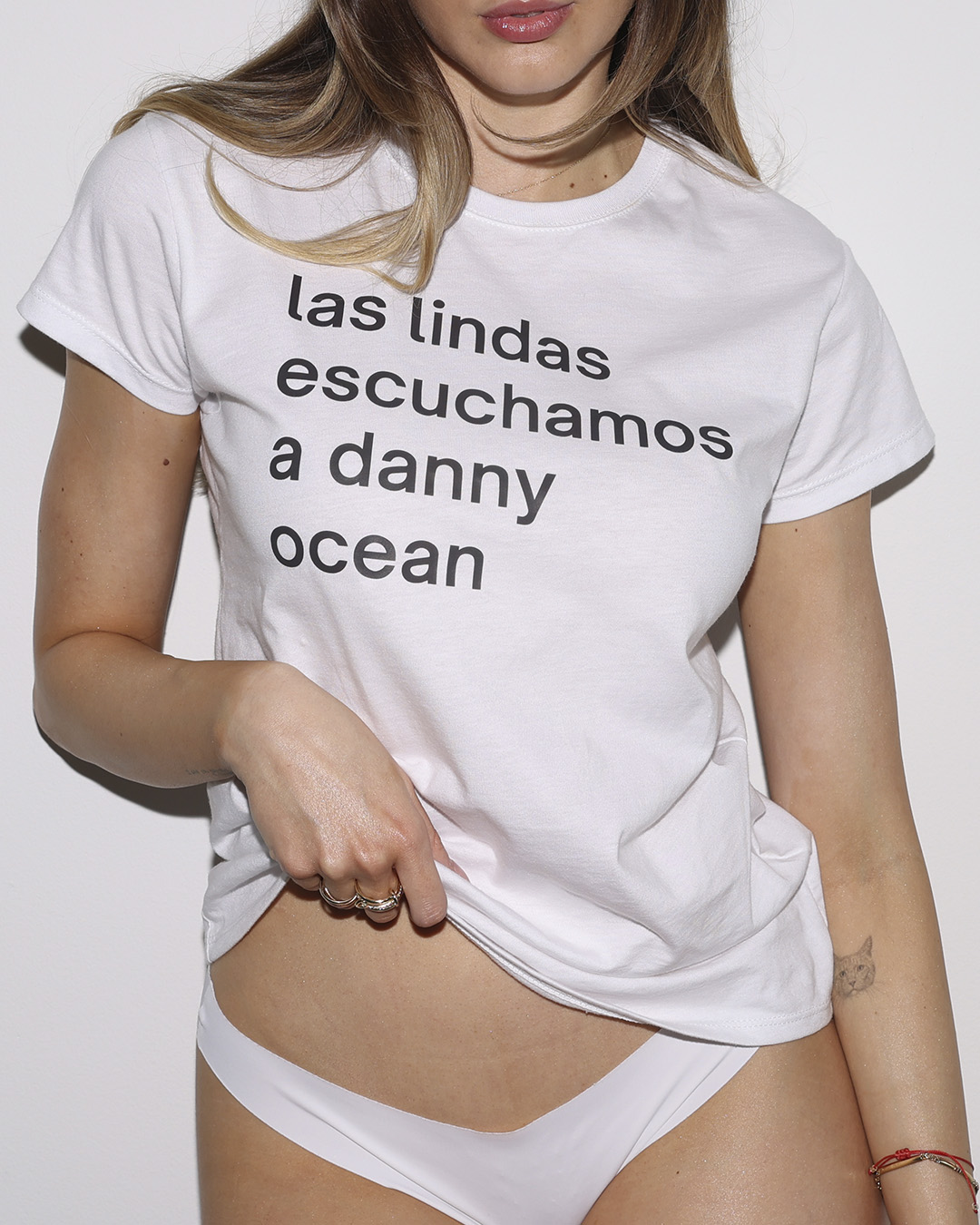 Camisa blanca: "las lindas escuchamos danny ocean"