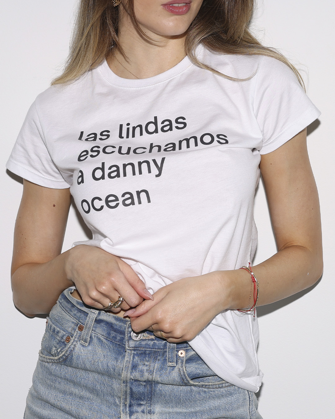 Camisa blanca: "las lindas escuchamos danny ocean"